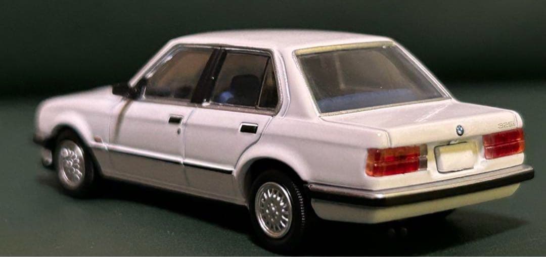 トミカリミテッドヴィンテージネオ  325i 4ドア 白