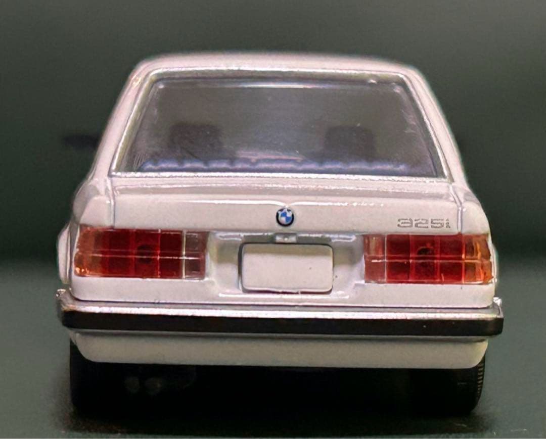 トミカリミテッドヴィンテージネオ  325i 4ドア 白