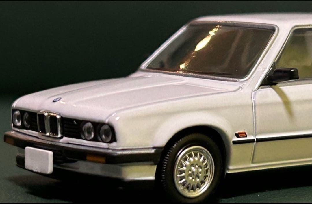 トミカリミテッドヴィンテージネオ  325i 4ドア 白