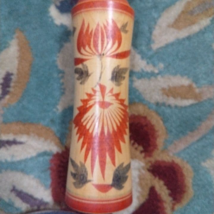 伝統的な木製こけし 花模様