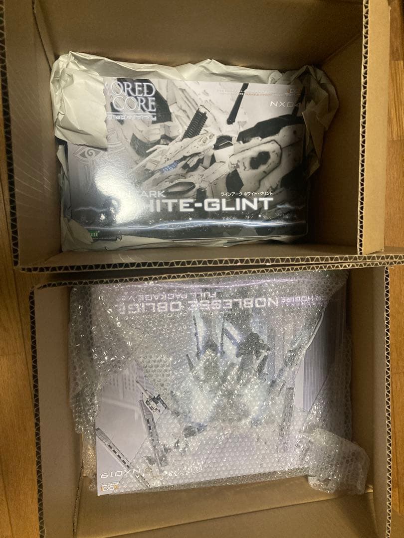 ホワイトグリント&ノブリスオブリージュ　コトブキヤ　プラモデル　アーマードコア