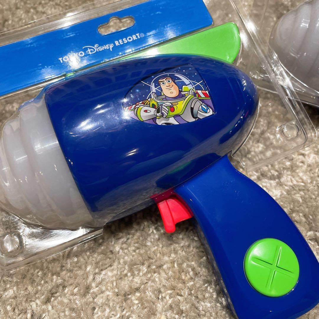 バズライトイヤーアストロブラスター　ディズニー　バッジ　おもちゃ　バズ
