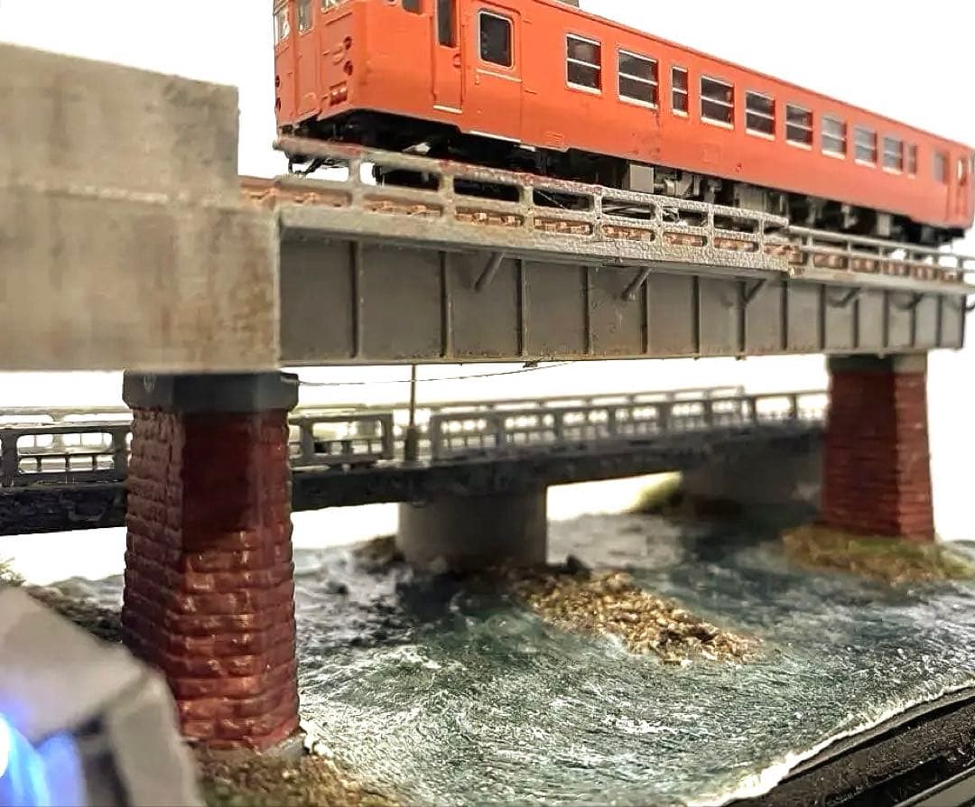 Nゲージ　鉄道　ジオラマ　模型　ガーター橋と架道橋　展示台　LED照明付き