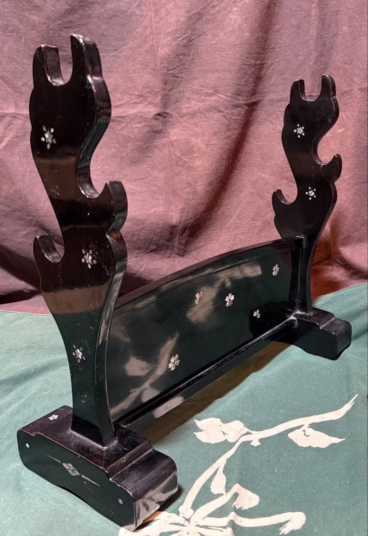 刀掛　木製黒漆塗　螺鈿　大小三本掛