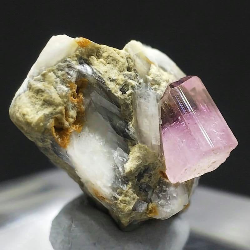 528 ピンクトパーズ トパーズ カトラン 結晶 母岩付 原石