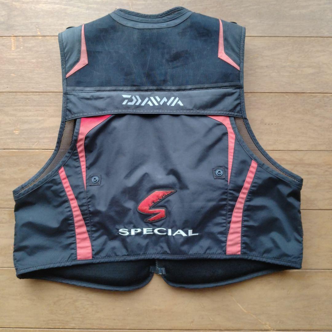 ダイワ スペシャル鮎フィッシングベスト 黒/赤