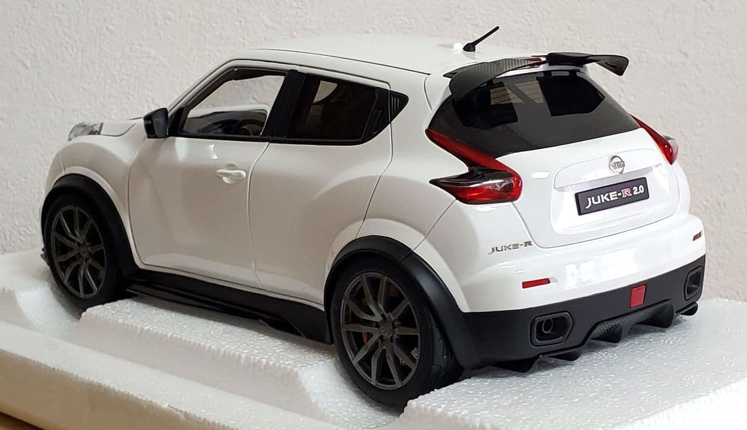 AUTOart 1/18 日産 ジュークR 2.0 ホワイト