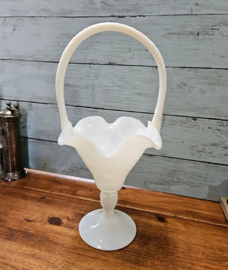 フランスアンティーク オパリンガラスの花瓶 フリル ツイストハンドル バスケット