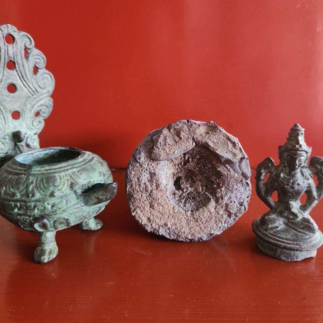 古銅ヴィシュヌ像寺院の石油ランプ土台付き