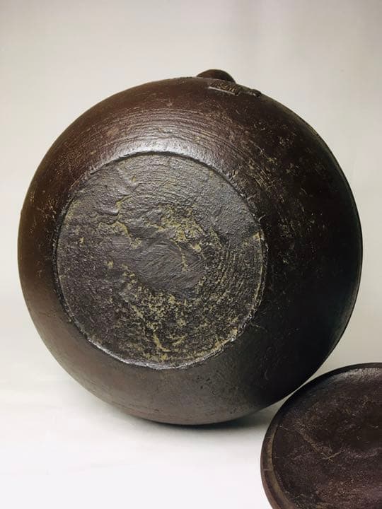 未使用　南部鉄器　鉄瓶　茶道具　及川栄喜　刷毛目紋鴛鴦摘平丸形鉄瓶　約1.6L