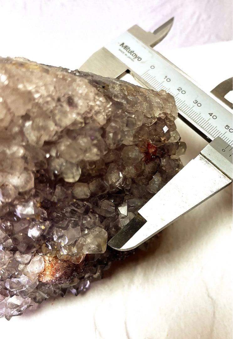 アメジストの中に面白い丸い内包物が入ったアメジストクラスター