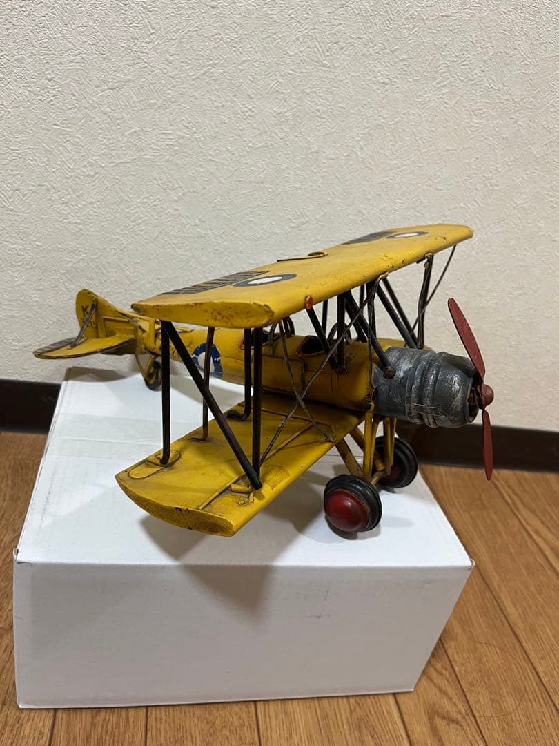 ブリキ製の飛行機