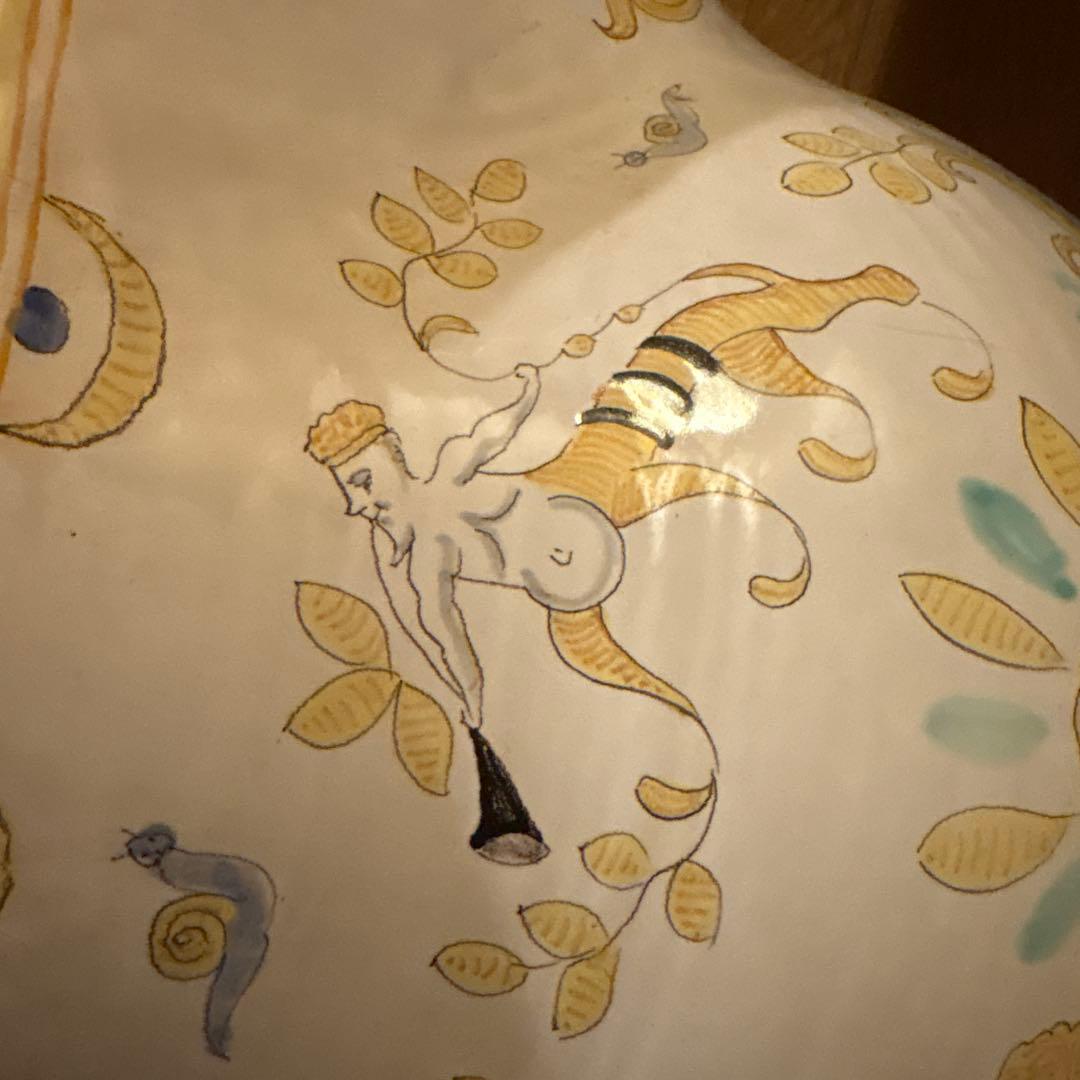 装飾的な陶器製ピッチャー　壺　花瓶