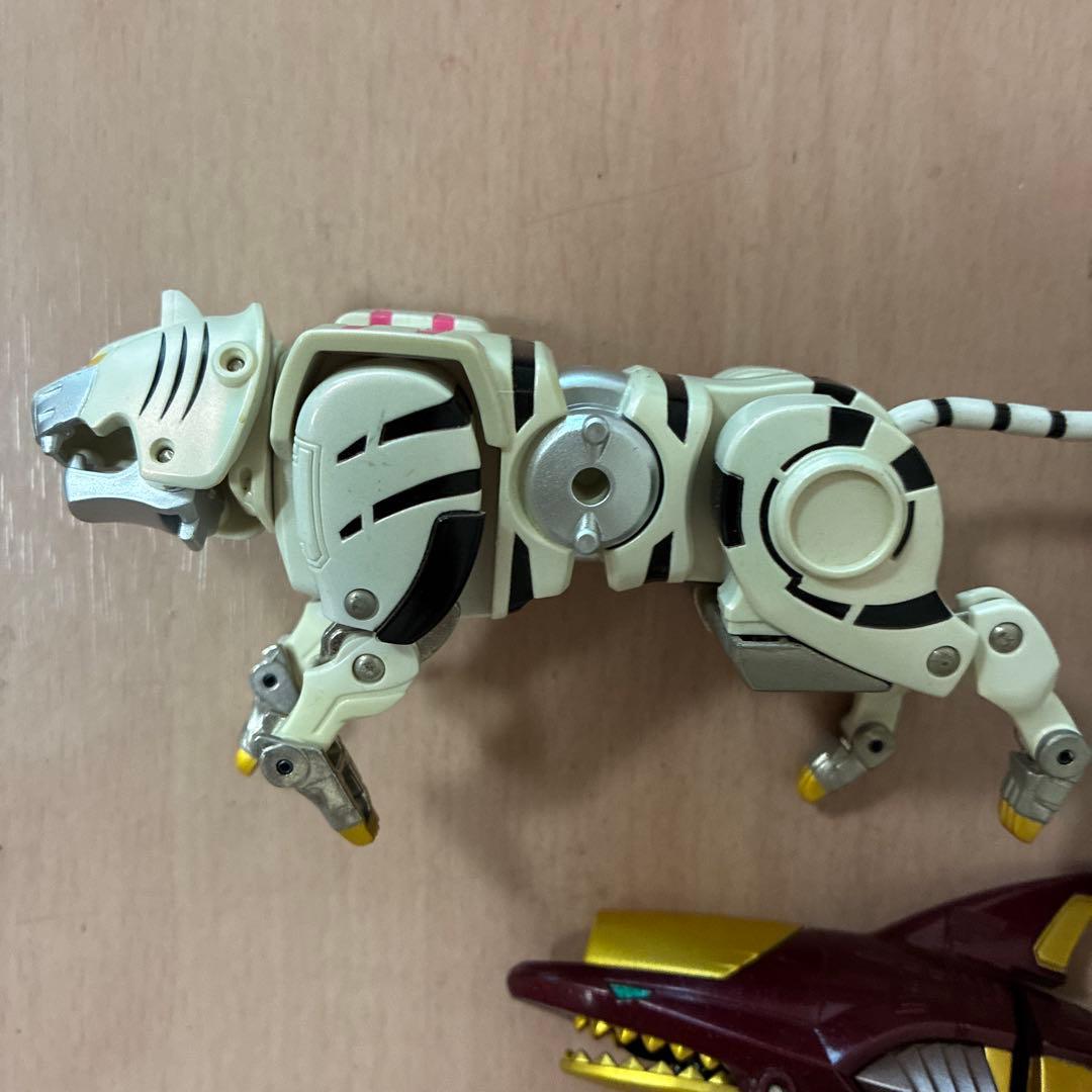 ⭐️希少⭐️ガオレンジャー　DXガオタイガー　ガオレオン　ガオソーシャーク 尻尾無し