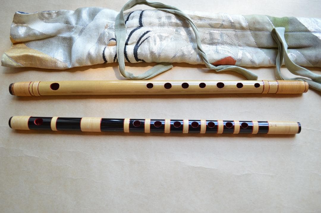 篠笛 獅子田笛 八本調子 㐂月作 紫山作　二本 絹袋