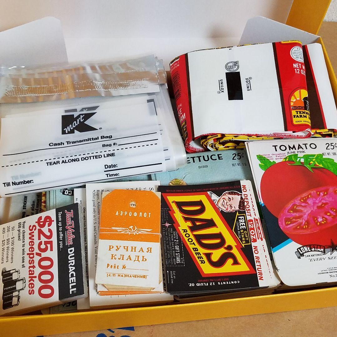 紙ものを詰め合わせた黄色い箱