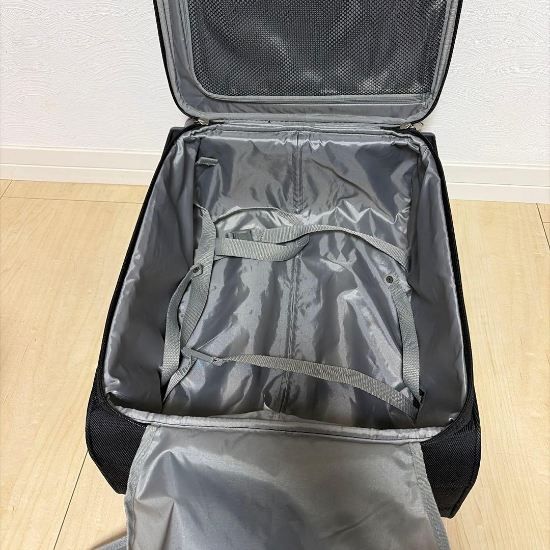 黒の中型スーツケース 4輪