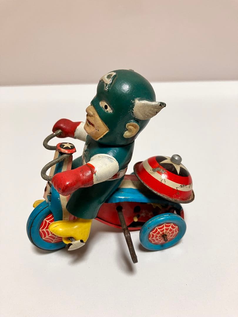 キャプテンアメリカ　ゼンマイ式ベル付き三輪車