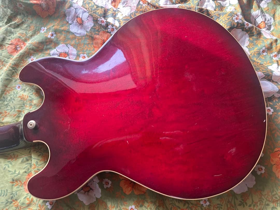 Yamaha製のセミアコースティックギター、レッドカラー