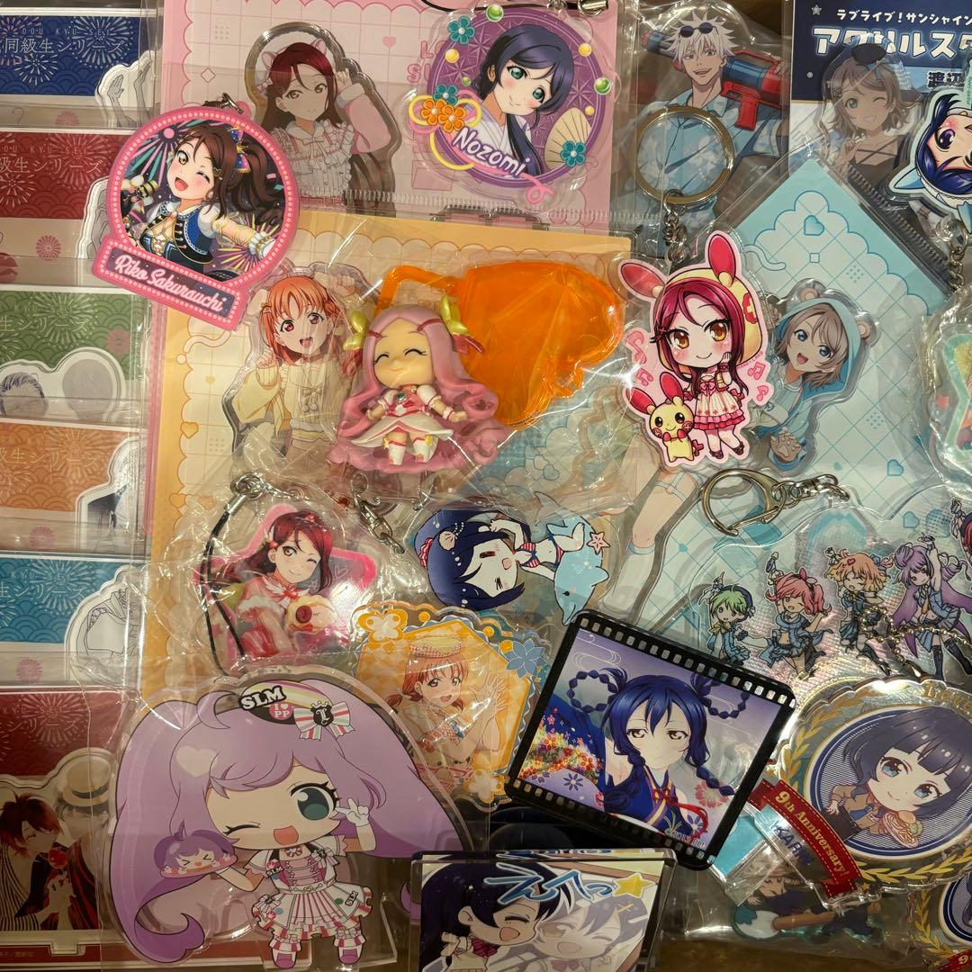 ☆美品☆アニメグッズまとめ売り 大量 缶バッジ アクリル 紙類 400点以上