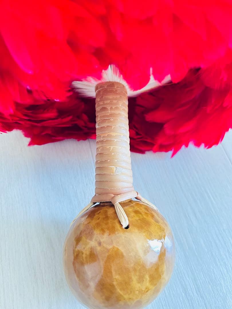 ウリウリ　フラダンス　タヒチアン　赤　羽　黄色　楽器　ハワイ　一体型　２個セット