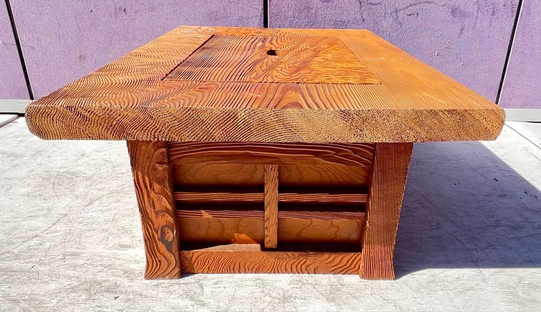 ケヤキ材で作られた日本の火鉢。