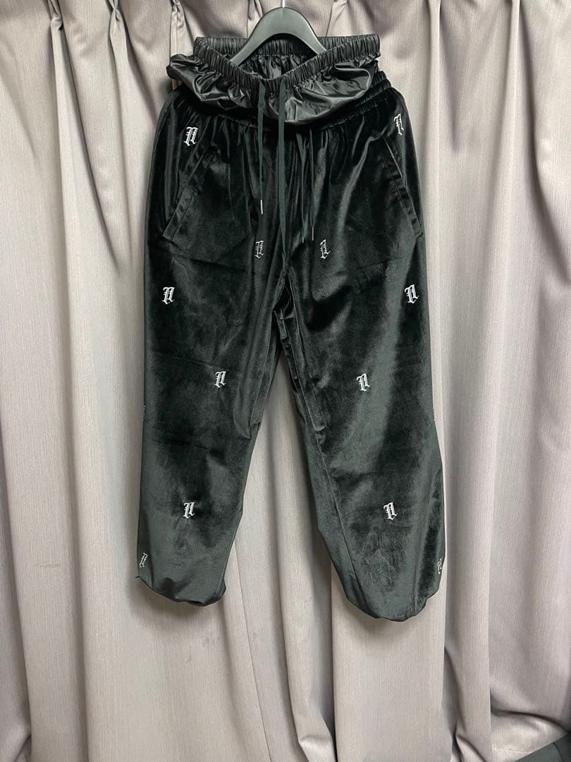 libelice 24-25モデル　黒白刺繍ベロアセットアップ　Ｌ