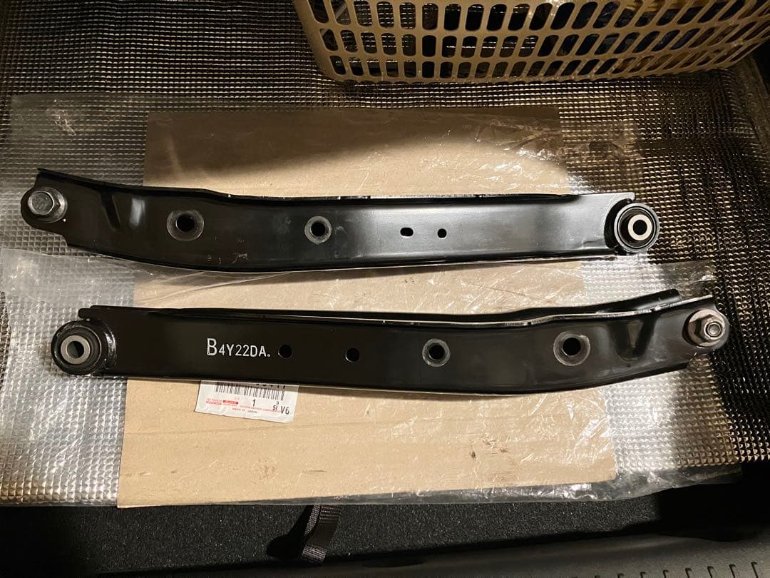 GR86 ZN8 純正 ロアアーム リア