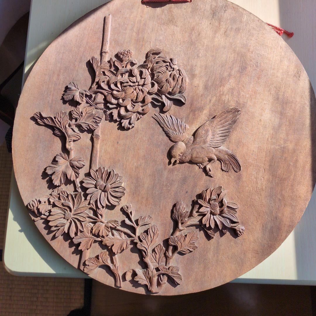 菊花と竹やスズメの立体彫刻が施された木彫の壁掛け装飾品