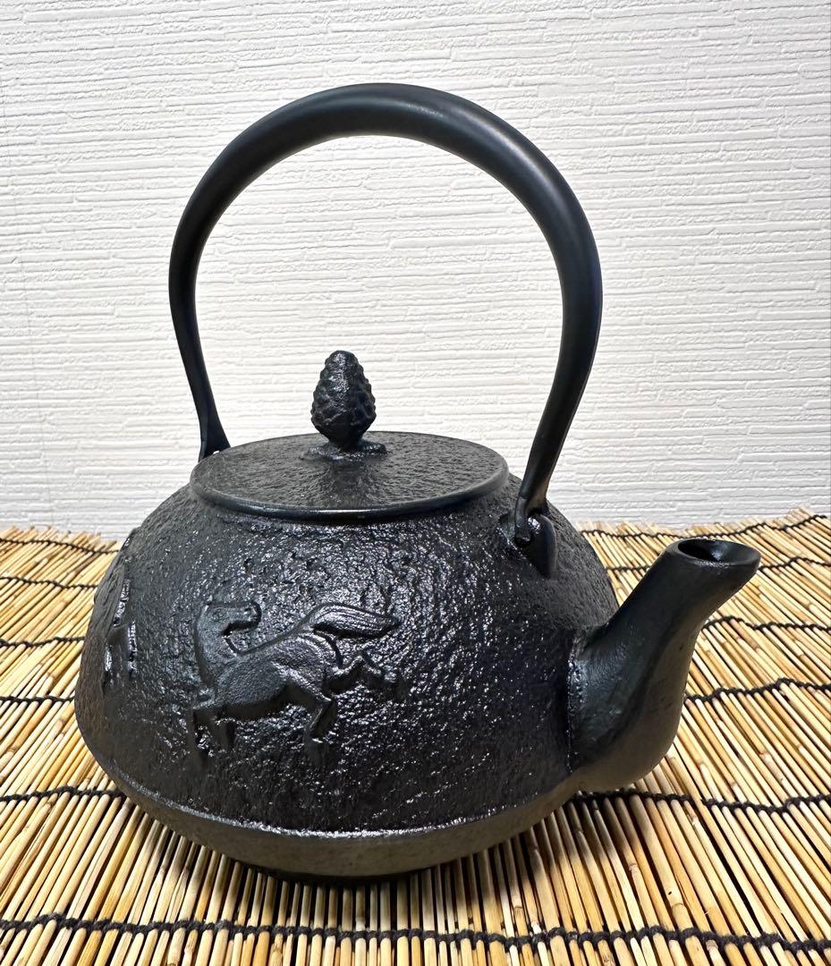 新品、供箱等付属品、鉄瓶台付　南部名工岩鋳造 １４型双馬肌あっきー猫様　売約済み