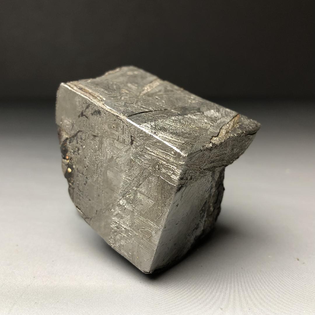 アルタイ隕石　エンドカット 鉄隕石　外皮付き隕石　原石　重さ約455ｇ