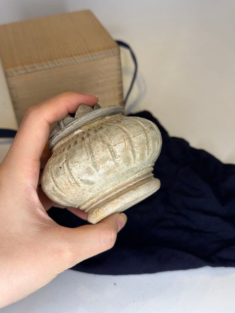 中国宋元時代 高古磁器 香合 小罐 蓮花浮彫蓋 石質感釉 灰白青色 貫入 箱付き