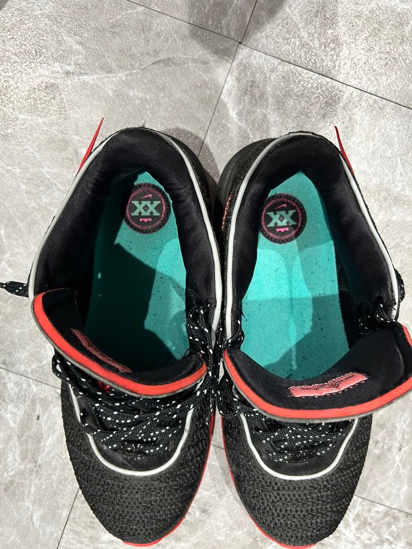 レブロン20バスケットボールシューズ 黒/赤 ニット素材