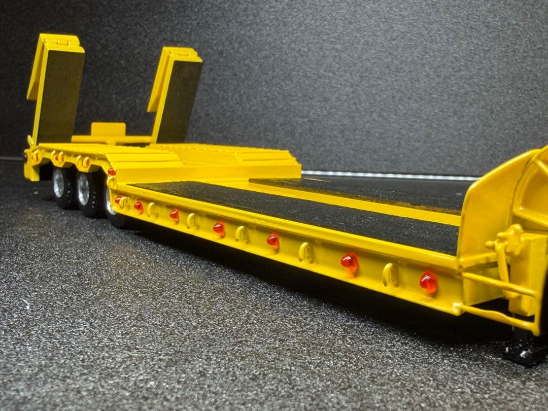 ブルーリボン　1/50 3軸低床トレーラー自動あゆみ付 重機 建機