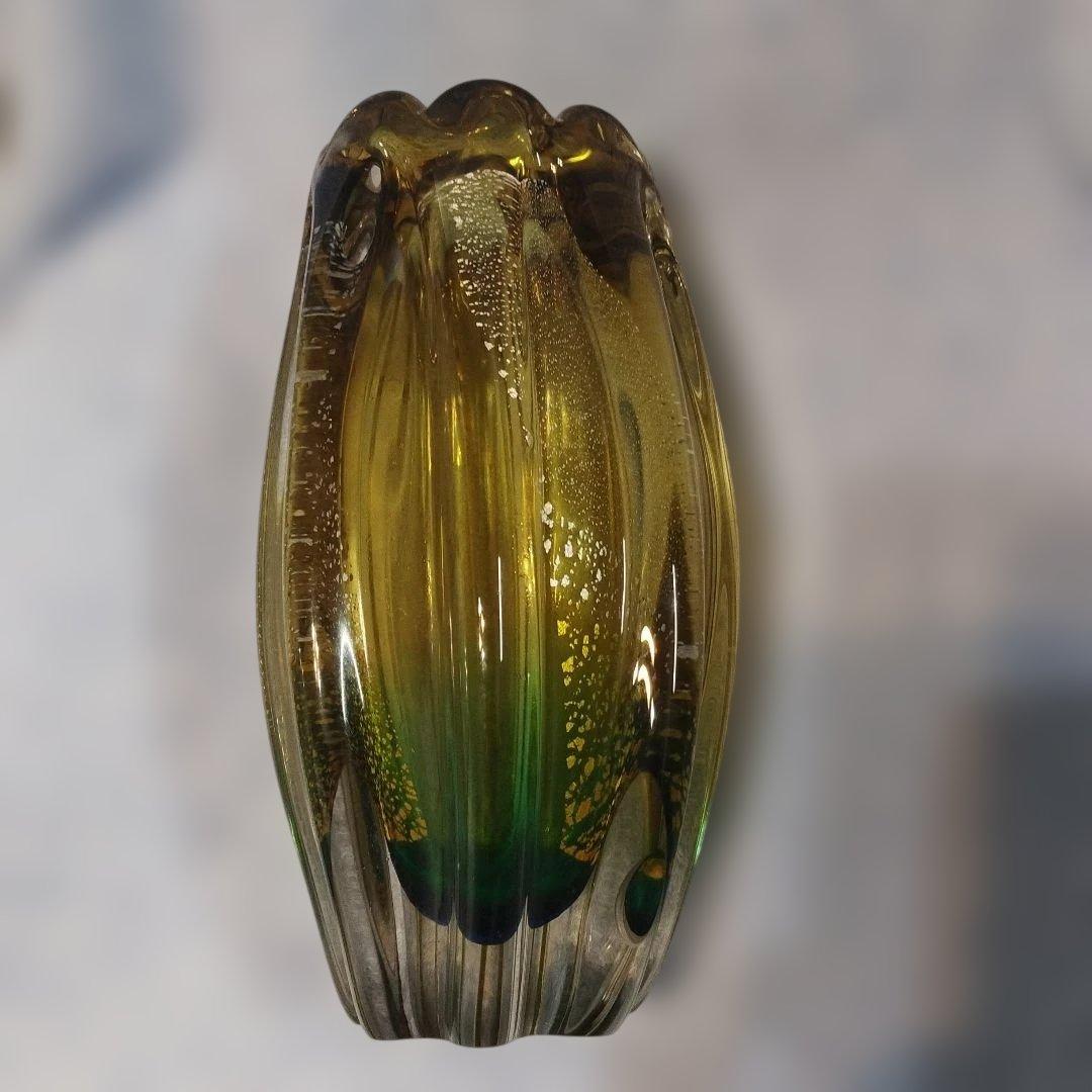 ビードロ ？黄緑色 花びらデザイン ガラス花瓶