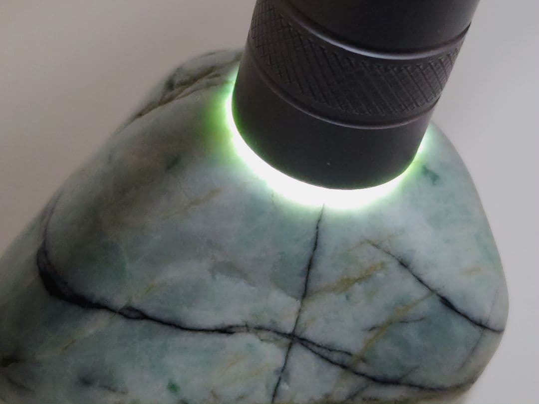 糸魚川148 翡翠 135g ヒスイ 原石 鑑賞石 自然石 誕生石 鉱物 鉱石