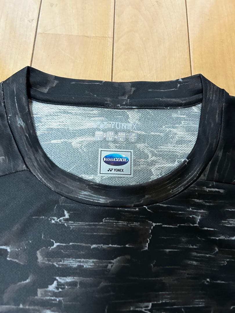 YONEX 半袖シャツ 黒 抽象模様
