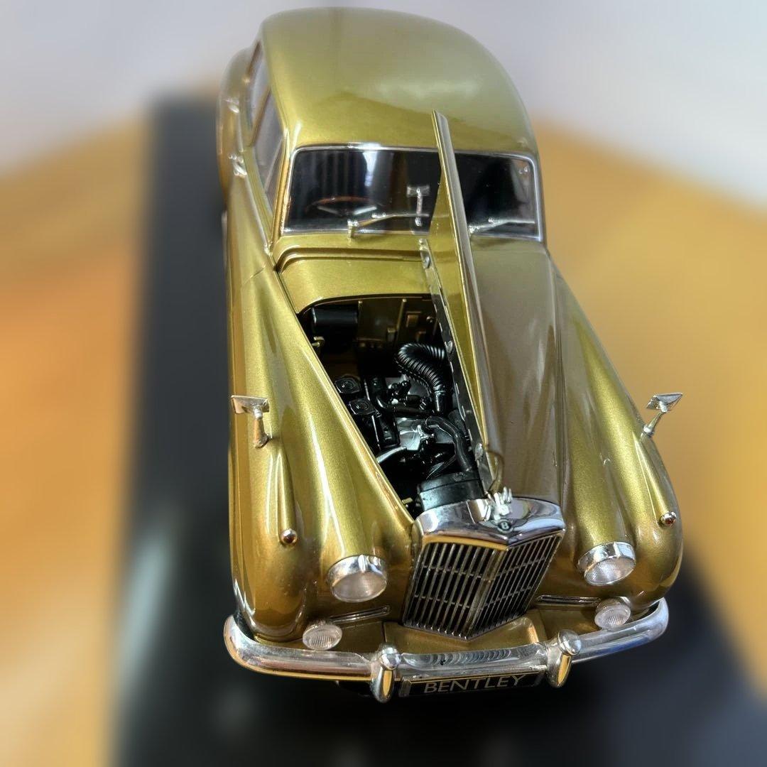 BENTLEY フィギュア付きピンバッチ付き