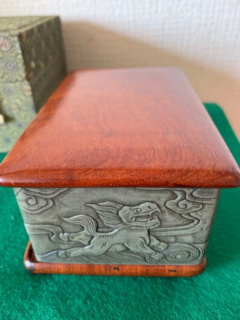 彫刻獅子模様の硯　箱付
