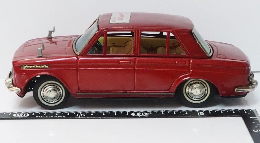 萬代屋【ダットサン ブルーバー赤モーターハイウェイ動作不良】ブリキ製ミニカー箱無