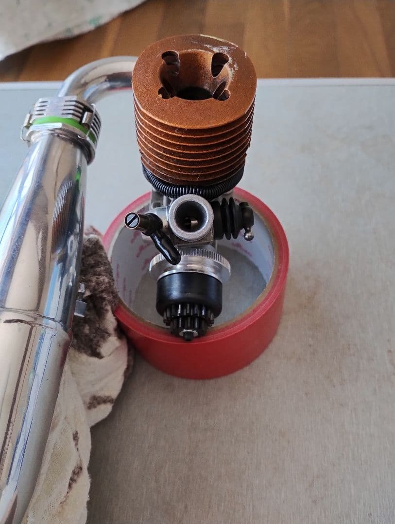 海外製RBブランドの１２クラス高性能2ストロークエンジン サイレンサー付き