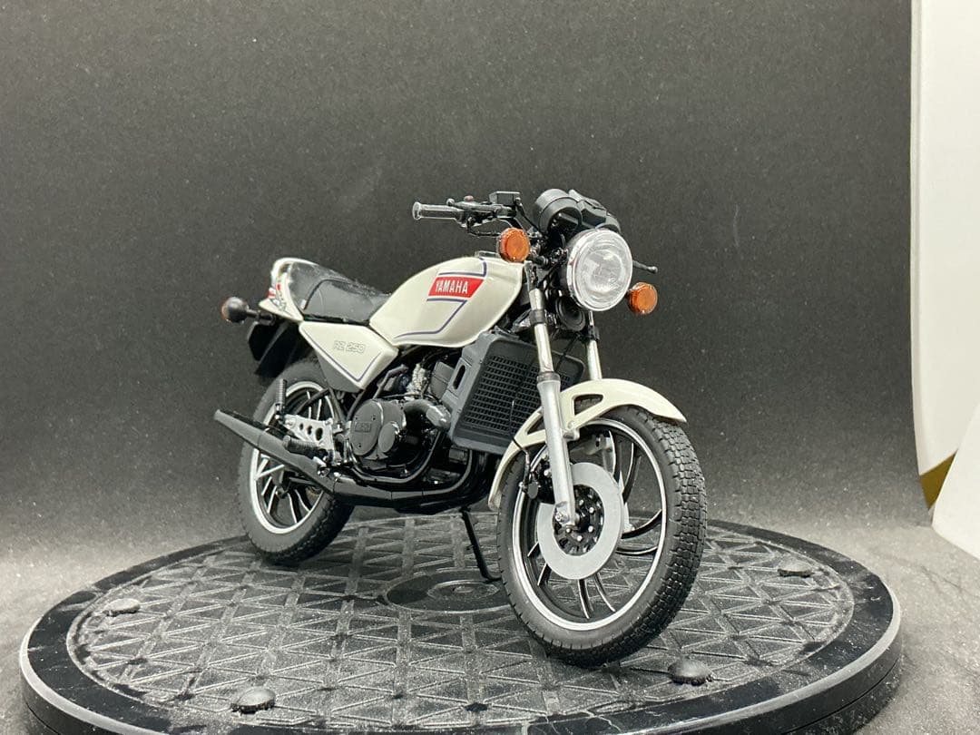⑦ ヤマハRZ250 1/12スケールプラモデル完成品