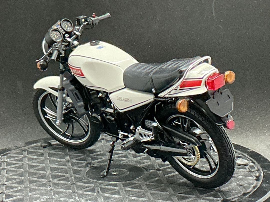 ⑦ ヤマハRZ250 1/12スケールプラモデル完成品