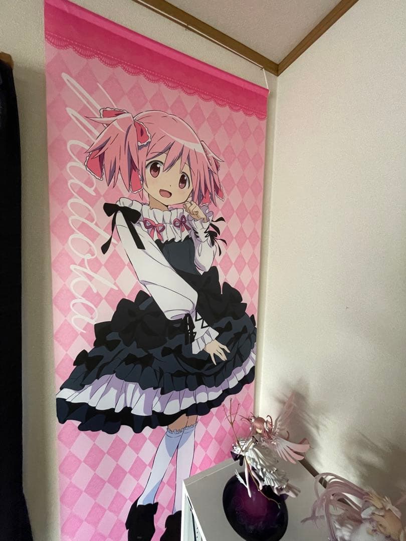 魔法少女まどか☆マギカ アルティメットまどかフィギュア 2体セットとタペストリー