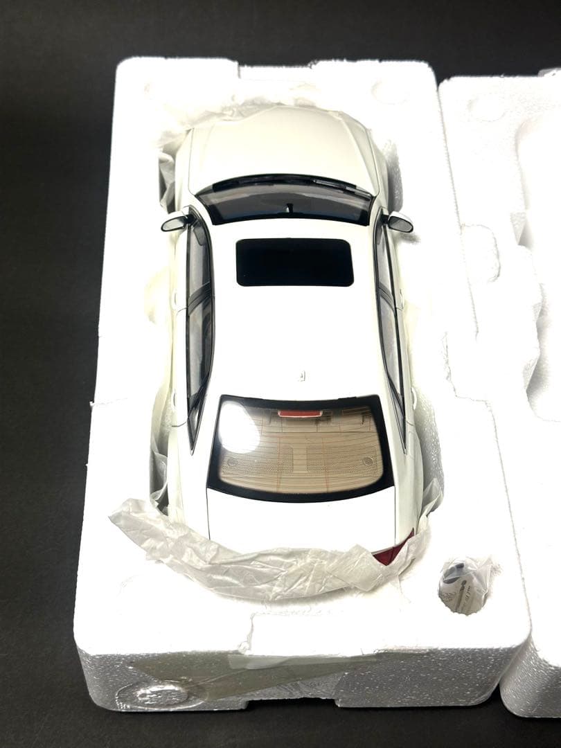 Audi A4 ホワイト ミニカー　1/18 白