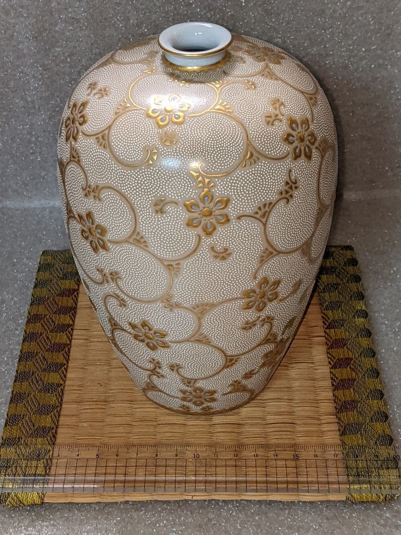 九谷焼 人気作家『仲田錦玉』造 渦打白粒唐草文☆花瓶　花入れ　壺