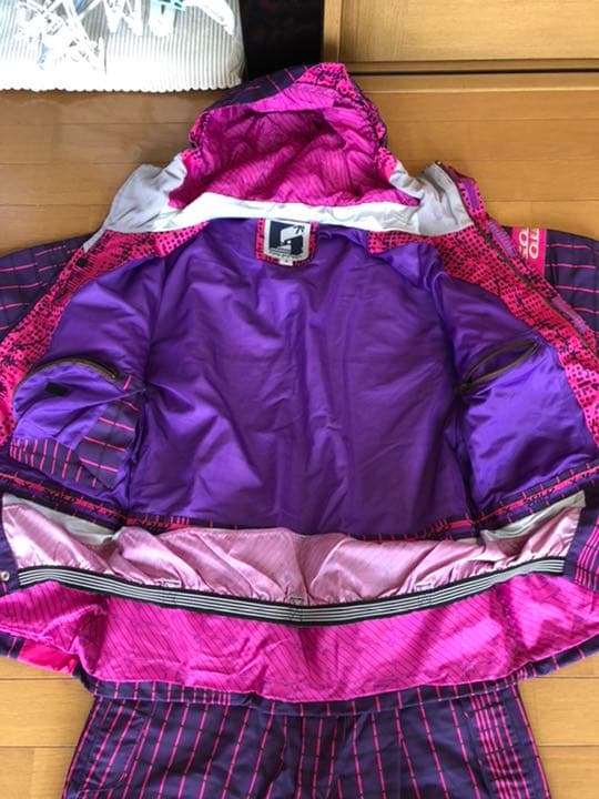 ソールドアウトのスノーボードウェア上下セット　BURTON AK同等の機能性