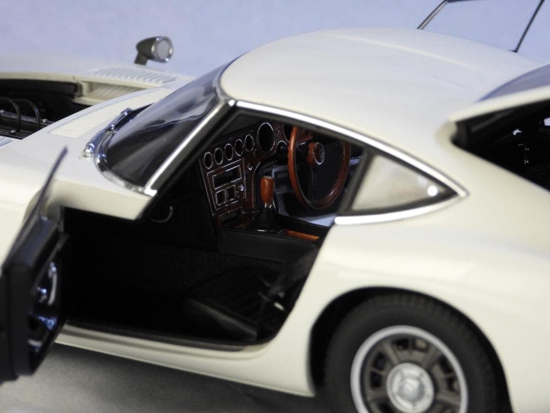 ミニカー AUTOart TOYOTA 2000GT 1/18