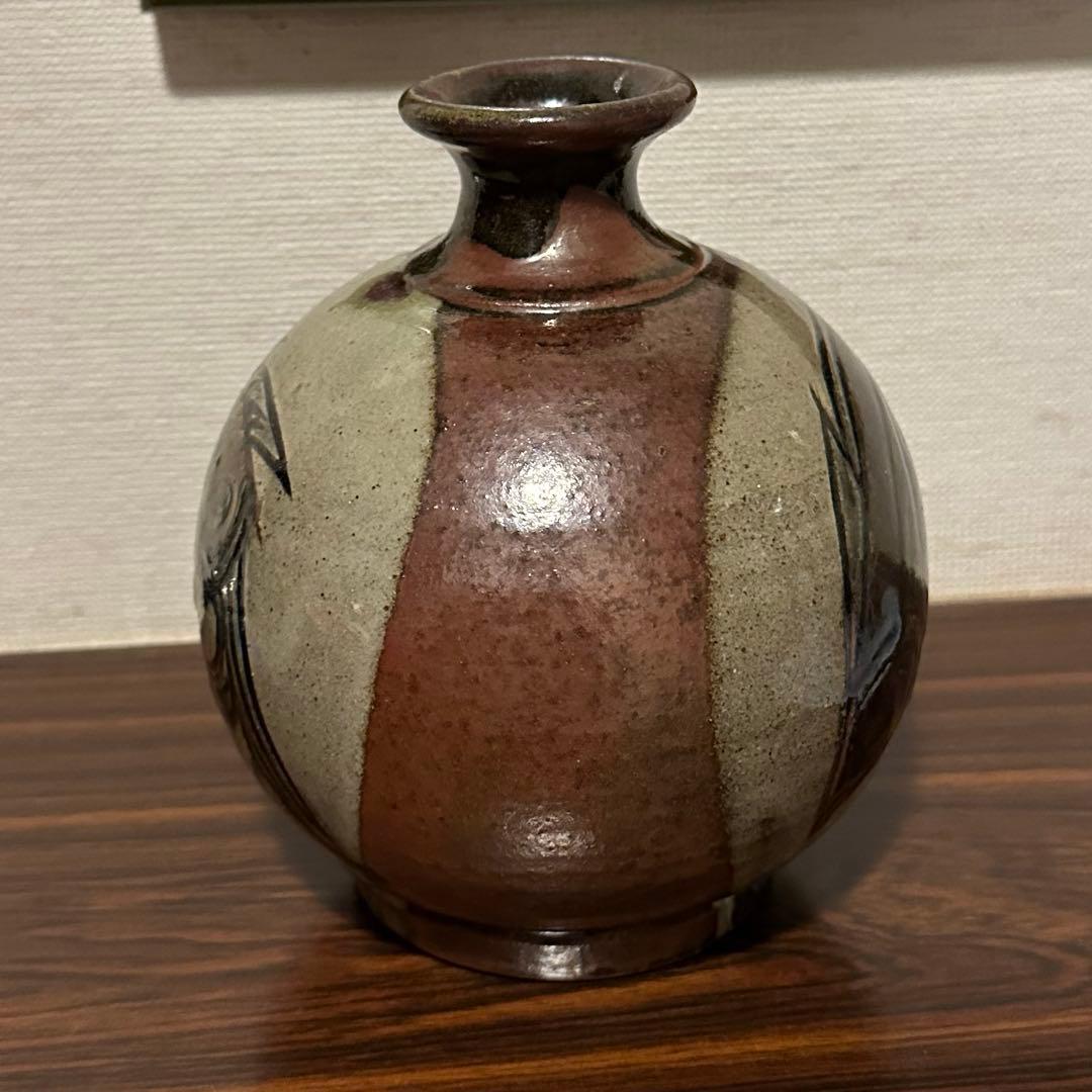 宮城須美子作　線彫魚紋　壺