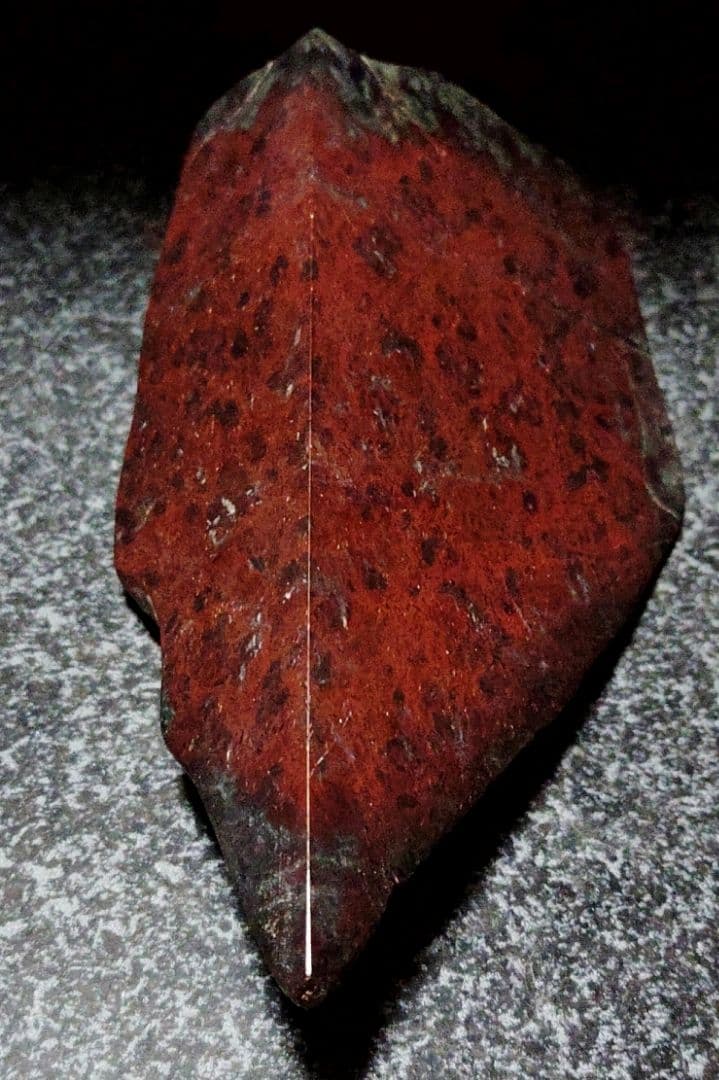 ★サーペンティン原石★赤蛇紋岩【入りコン沢・2面カット・353ｇ】